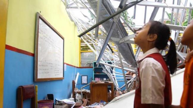 3 Kisah Haru Pelajar Demi Sekolah: Rela Naik KA Subuh, Gunakan Baskom, Lewati Jembatan Rusak