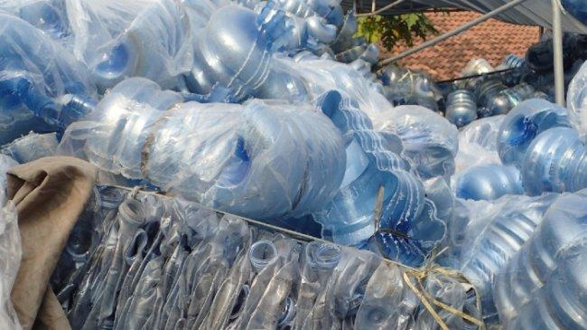 Ada Mikroplastik Ditemukan Pada Air Hujan di Jakarta, Ahli Dorong Kurangi Plastik Sekali Pakai