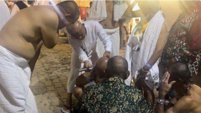 Usai Melempari Batu Iblis di Mina, Jamaah Haji Saling Gundul Menggunduli