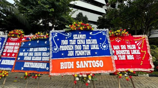 Kirim Karangan Bunga ke Menkeu, Produsen Food Tray Kecewa MBG Lebih Pilih Impor