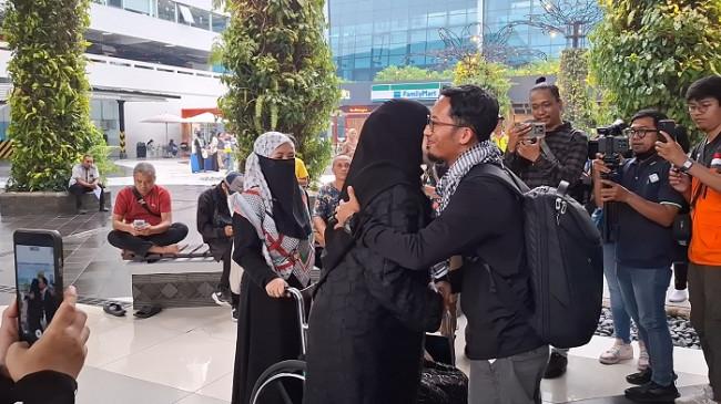 Setelah Sebulan Jalani Misi Global Sumud Flotilla, Husein Gaza Lepas Rindu dengan Ibu dan Istrinya