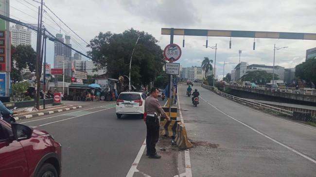 Hilang Kendali di Fly Over Cideng, Taksi Tabrak Pembatas dan Sebabkan Kecelakaan Beruntun