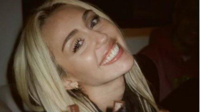 Miley Cyrus Satukan Musik dan Makeup, Jadi Sumber Ekspresi Diri