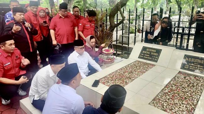 Peringati Hari Pahlawan, Sekjen PDIP Hasto Ziarah ke Makam Bung Tomo di Surabaya
