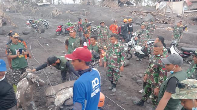 Erupsi Gunung Semeru, KSAD Perintahkan Prajurit Jadi yang Terdepan Bantu Warga