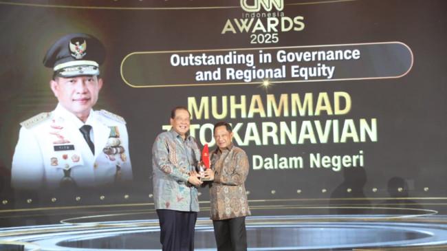 Mendagri Tito Raih Penghargaan CNN Indonesia Awards 2025
