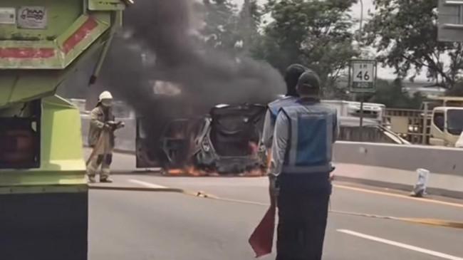 Mobilnya Terbakar, Sopir Honda Jazz Malah Kabur Tinggalkan Lokasi Tol JORR