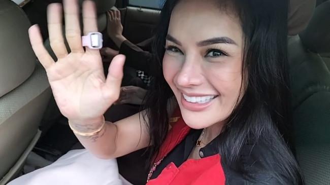 Nikita Mirzani Tak Berhenti Zikir, Tangannya Pegang Tasbih Mulutnya Komat Kamit