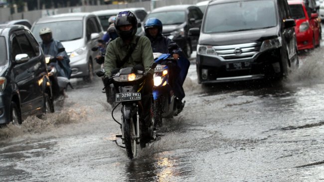 Menteri LH & Gubernur DKI Jakarta Tawarkan Solusi untuk Hujan Mengandung Mikroplastik di Jabodetabek