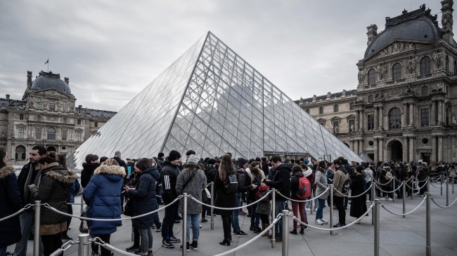 Tersangka Pencurian Perhiasan Mahkota Louvre Prancis Ditangkap, Perburuan Barang Curian Berlanjut