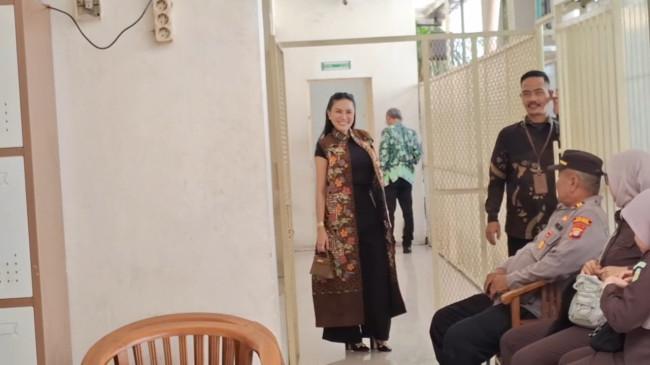 Nikita Mirzani Lenggak Lenggok Bak Model Jelang Sidang, Outfitnya Khusus untuk Hari Batik Nasional