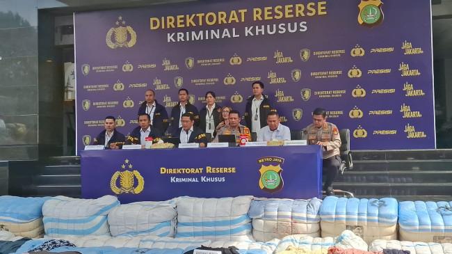 Polda Metro Jaya Bongkar Dua Kasus Penyelundupan Pakaian Bekas, 439 Ballpress Disita