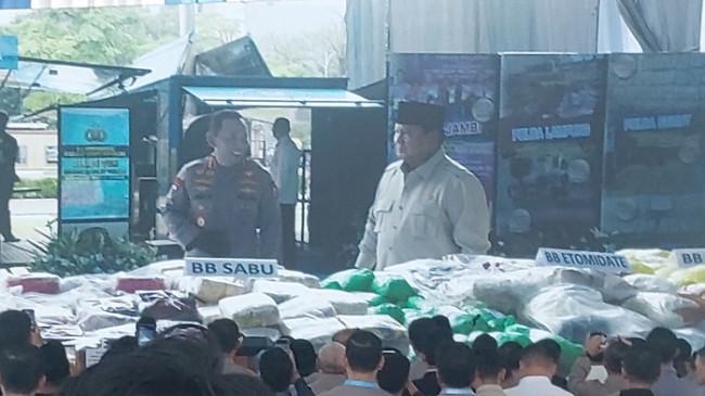 Prabowo Didampingi Kapolri Musnahkan 214 Ton Narkoba di Lapangan Bhayangkara Mabes Polri