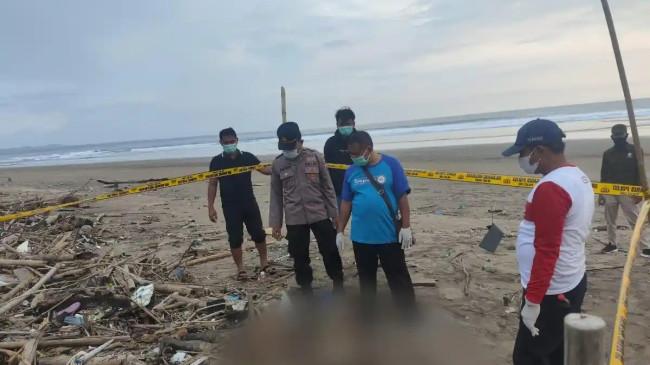 Jasad Perempuan Tanpa Busana Terdampar di Pantai Banyuwangi, Tergeletak di Tumpukan Sampah