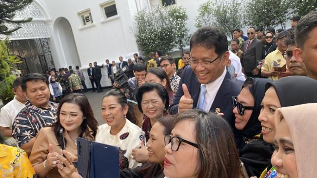 Momen Menteri Keuangan Purbaya Jadi Rebutan Foto Emak-emak di Istana Hingga Disindir soal Pajak