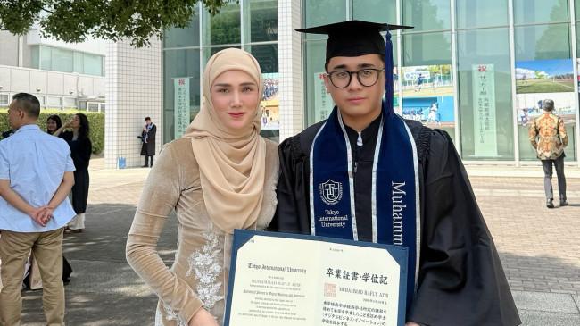 Jarang Tersorot Kamera, Putra Mulan Jameela Kini Lulus Sarjana di Jepang