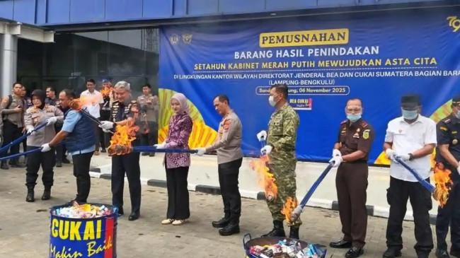 29,18 Juta Batang Rokok Ilegal di Lampung dan Bengkulu Dimusnahkan