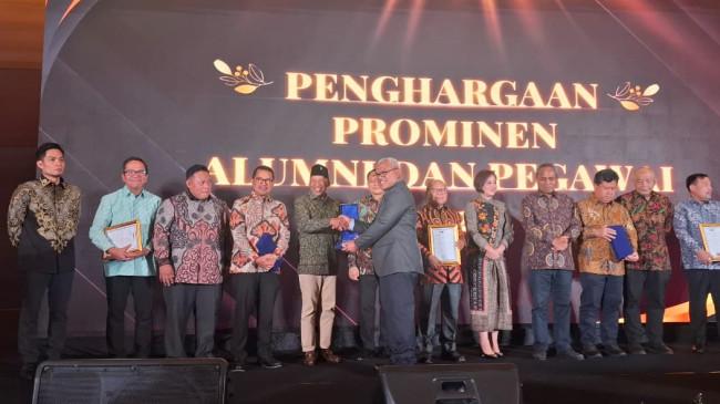 Gelar Sapa Alumni, FH Universitas Brawijaya Berikan Penghargaan kepada I Wayan Sudirta