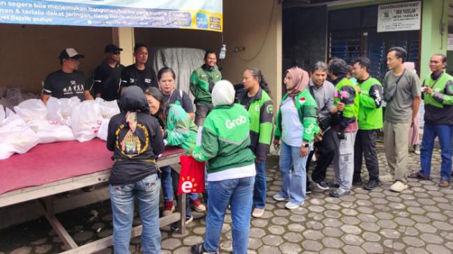 Lewat Gerakan 'Warga Peduli Warga', 1.000 Warga dan Driver Ojol di Sukoharjo Terima Paket Sembako