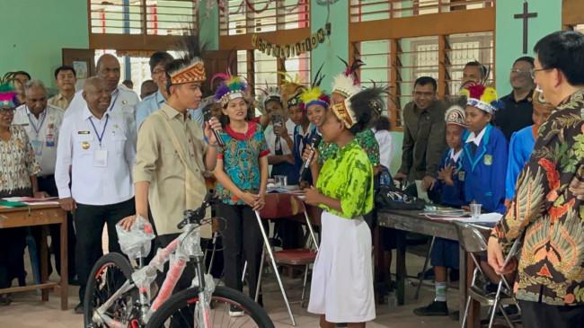 Gibran Disambut Jawaban Mengejutkan Siswa Manokwari saat Tanya: Takut Matematika Nggak?