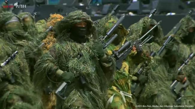 Penampakan Ratusan 'Sniper' Pakai Ghillie Suit saat Defile HUT Ke-80 TNI di Monas