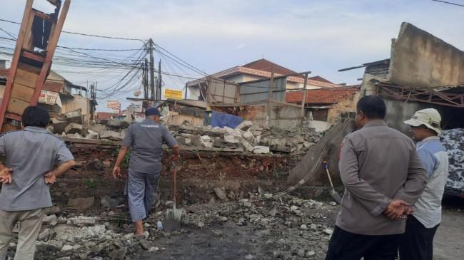 Hujan Badai 'Ngamuk' di Tangsel, Tembok Roboh Timpa 20 Motor Pelajar