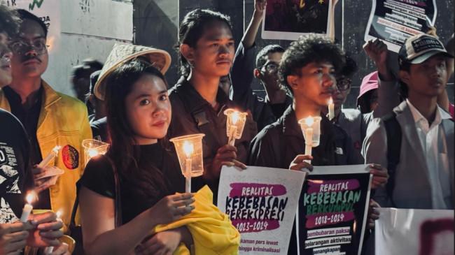 Mahasiswa Akhiri Aksi di Depan Gedung DPR dengan Menyalakan Lilin: Simbol Perjuangan yang Tak Padam