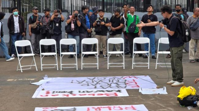 Gelar Rapat Dengar Pendapat Warga, BEM UI Siapkan Tujuh Kursi di Depan Gedung DPR