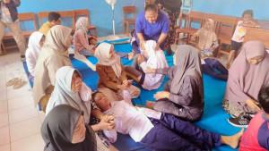 52-siswa-SMPN-4-Pamarican-terbaring-lemas-di-ruang-kelas-usai-menyantap-menu-MBG.jpg