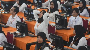 5595-peserta-mengikuti-tes-cpns-pemkot-surabaya_20200209_162106.jpg