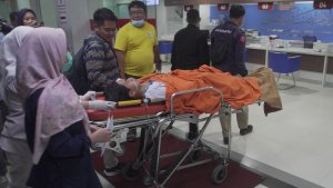 7-Korban-Ledakan-SMAN-72-Dibawa-Ke-RS-Yarsi_20251107_232100.jpg