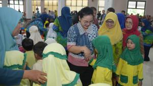 Agustina-Wilujeng-membuka-Festival-Anak-Sholeh.jpg