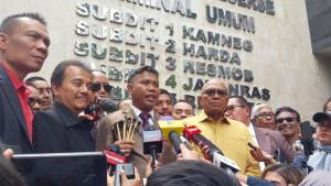 Ahmad-Khozinudin-kuasa-hukum-Roy-Suryo-Cs-di-depan-Diterskrimum-Polda-Metro-Jaya.jpg