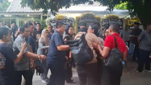 Akmal-Fadhilah-Randy-Kusuma-putra-Marsma-TNI-Fajar-Adriyanto-menangis-peluk-ibu-di-rumah-duka.jpg