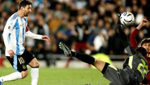 Aksi-Lionel-Messi-saat-laga-Argentina-vs-Venezuela.jpg