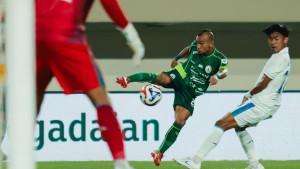 Aksi-Riko-Simanjuntak-pada-laga-PSS-vs-Persiba-di-Liga-2.jpg