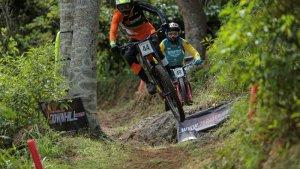 Aksi-downhiller-muda-balap-sepeda.jpg