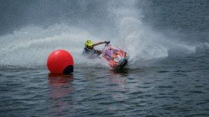 Aksi-pebalap-jetski-menikuk-dalam-kejuaraan-Aquabike-Jetski-World-Championship.jpg