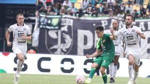 Aksi-pemain-Persebaya-Surabaya-Francisco-Rivera-pada-laga-Persebaya-vs-Persija-di-GBT.jpg