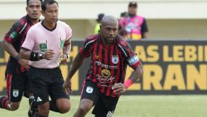 Aksi-pemain-Persipura-Jayapura-Boas-Solossa-saat-menghadapi-Barito-Putera-di-Liga-2.jpg