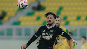 Aksi-penyerang-Dewa-United-Stefano-Lilipaly-saat-melawan-Persebaya-Surabaya.jpg