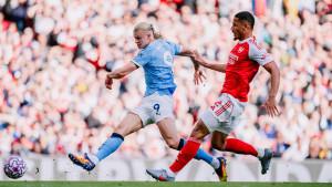 Aksi-penyerang-Manchester-City-Erling-Haaland-menembak-bola-ke-arah-gawang-Arsenal.jpg