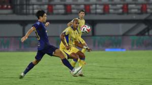 Aksi-penyerang-Persib-Bandung-Wiliam-Marcílio-saat-melawan-Persita-Tangerang.jpg