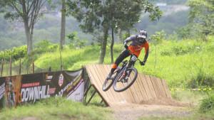 Aksi-seorang-peserta-lomba-balap-sepeda-gunung.jpg