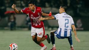 Aksi-winger-Bali-United-Rahmat-Arjuna-berduel-melawan-bek-sayap-Persib-Bandung-Eliano-Reijnders.jpg
