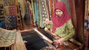Aktivitas-Rumah-Kain-yang-bergerak-di-bidang-produksi-dan-penjualan-kain-tradisional.jpg