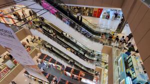 Aktivitas-pengunjung-di-tengah-AEON-Mall-di-Indonesia.jpg