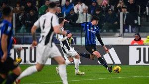 Alessandro-Bastoni-menendang-bola-pada-laga-Juventus-vs-Inter-Milan-di-Liga-Italia.jpg