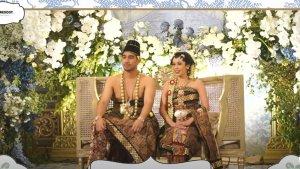 Anggika-dan-Omar-mengenakan-busana-pengantin-Basahan.jpg