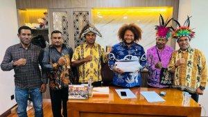 Anggota-DPD-RI-dapil-Papua-Barat-Daya-Paul-Finsen-Mayor-12.jpg